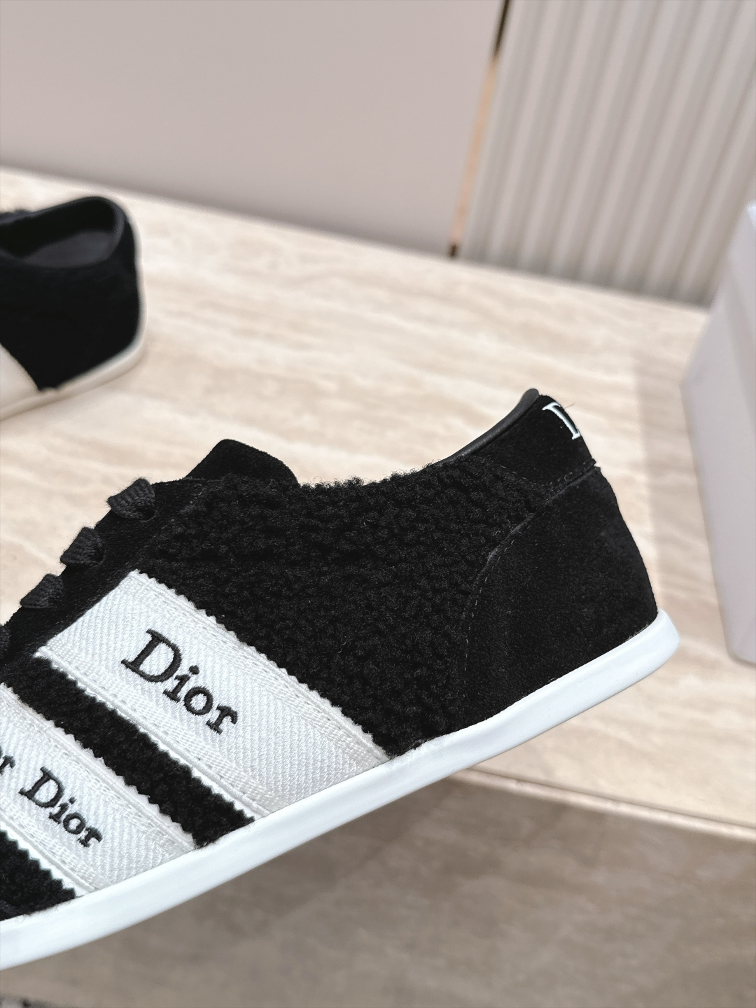 顶级版本 毛毛款!! Dior 迪奥 2026 最新款休闲德训鞋 年度最美德训鞋 工艺极致,同步专柜上新.鞋子的每一个细 顶级版本 毛毛款!! Dior 迪奥 2026 最新款休闲德训鞋 年度最美德训鞋 工艺极致,同步专柜上新.鞋子的每一个细