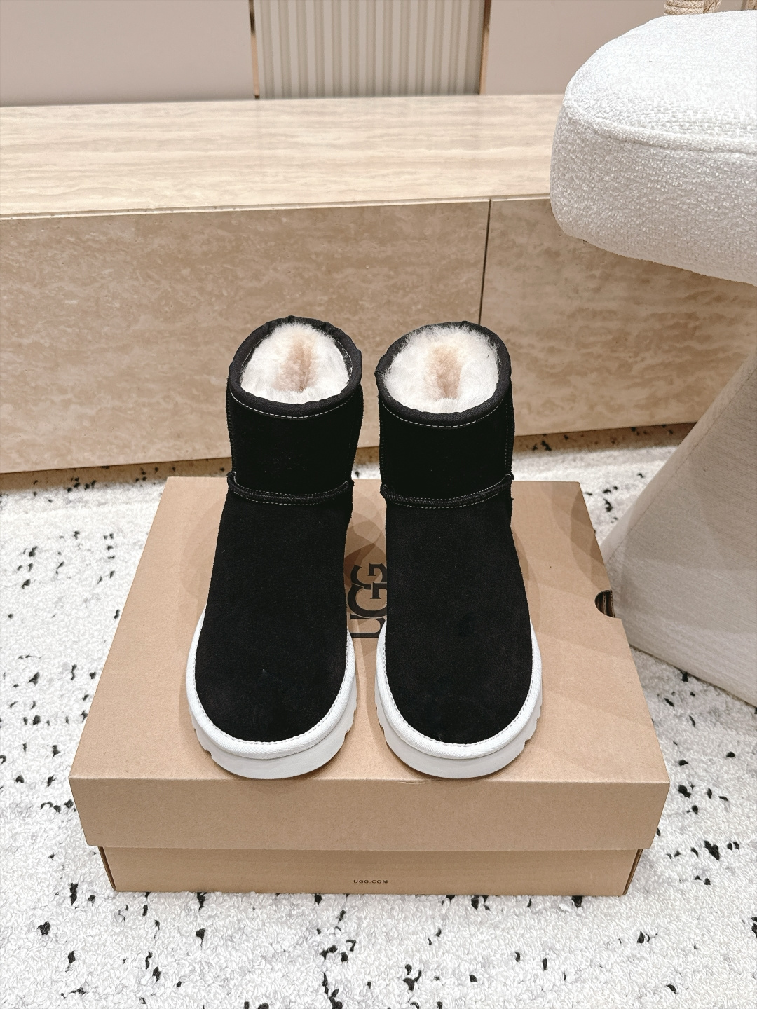 UGG/FILA斐乐联名~厚底雪地靴 限量款系列,一款不会撞衫的雪地靴、简约的联名撞色设计➕轻便的大底、鞋面采用 UGG/FILA斐乐联名~厚底雪地靴 限量款系列,一款不会撞衫的雪地靴、简约的联名撞色设计➕轻便的大底、鞋面采用