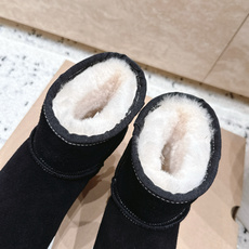UGG/FILA斐乐联名~厚底雪地靴 限量款系列,一款不会撞衫的雪地靴、简约的联名撞色设计➕轻便的大底、鞋面采用 UGG/FILA斐乐联名~厚底雪地靴 限量款系列,一款不会撞衫的雪地靴、简约的联名撞色设计➕轻便的大底、鞋面采用