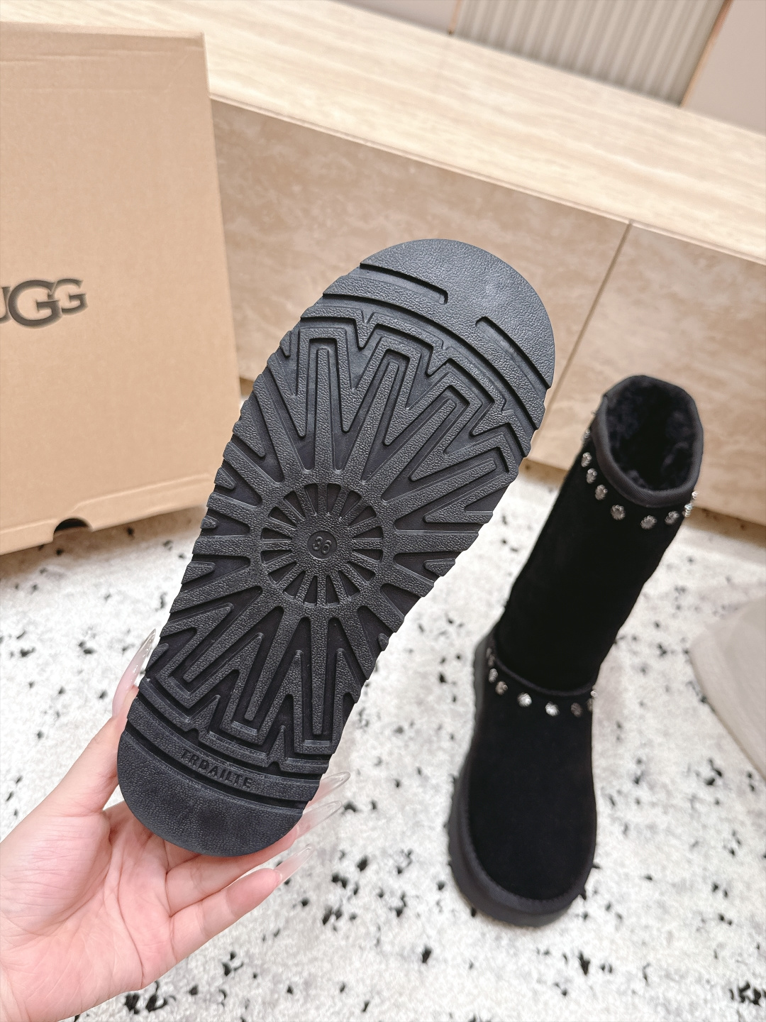 UGG/克罗心联名款铆钉雪地靴 限量款系列,一款不会撞衫的雪地靴、简约的联名铆钉设计➕轻便的大底、鞋面采用定制防 UGG/克罗心联名款铆钉雪地靴 限量款系列,一款不会撞衫的雪地靴、简约的联名铆钉设计➕轻便的大底、鞋面采用定制防