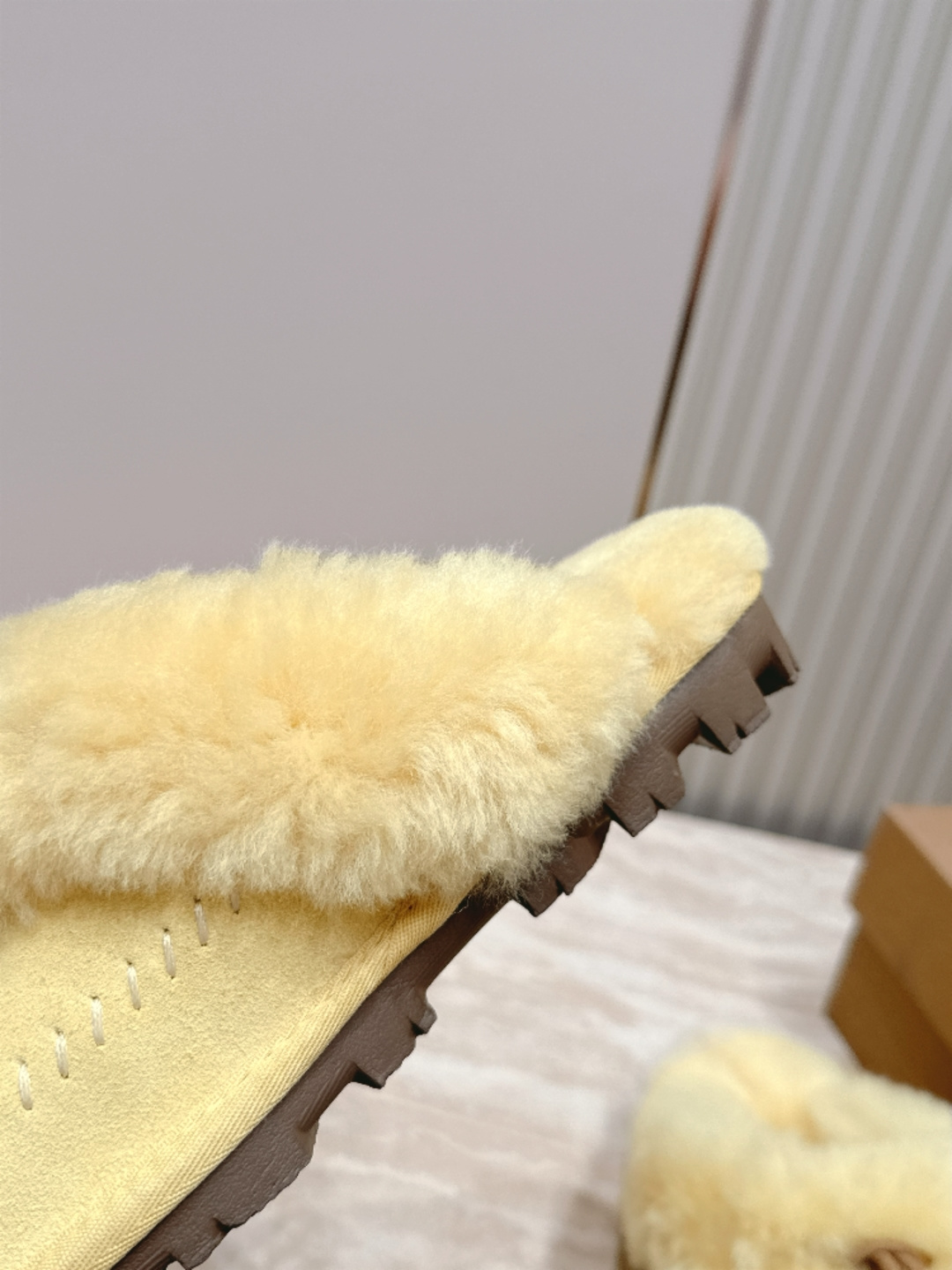 UGG 26vs秋冬新款毛毛半拖 可爱俏皮时尚,舒适度、包裹性都比较好。个性十足,很好驾驭各种风格衣服搭配…… 面料: UGG 26vs秋冬新款毛毛半拖 可爱俏皮时尚,舒适度、包裹性都比较好。个性十足,很好驾驭各种风格衣服搭配…… 面料: