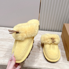 UGG 26vs秋冬新款毛毛半拖 可爱俏皮时尚,舒适度、包裹性都比较好。个性十足,很好驾驭各种风格衣服搭配…… 面料: UGG 26vs秋冬新款毛毛半拖 可爱俏皮时尚,舒适度、包裹性都比较好。个性十足,很好驾驭各种风格衣服搭配…… 面料: