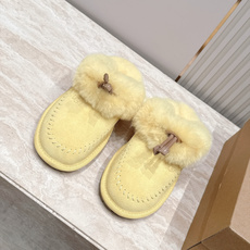 UGG 26vs秋冬新款毛毛半拖 可爱俏皮时尚,舒适度、包裹性都比较好。个性十足,很好驾驭各种风格衣服搭配…… 面料: UGG 26vs秋冬新款毛毛半拖 可爱俏皮时尚,舒适度、包裹性都比较好。个性十足,很好驾驭各种风格衣服搭配…… 面料: