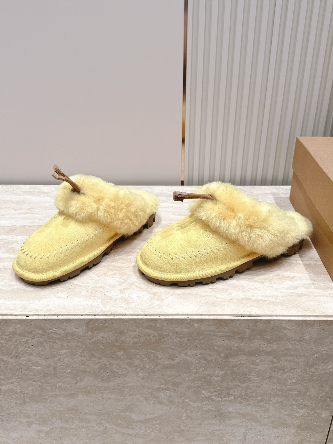 UGG 26vs秋冬新款毛毛半拖 可爱俏皮时尚,舒适度、包裹性都比较好。个性十足,很好驾驭各种风格衣服搭配…… 面料: UGG 26vs秋冬新款毛毛半拖 可爱俏皮时尚,舒适度、包裹性都比较好。个性十足,很好驾驭各种风格衣服搭配…… 面料: