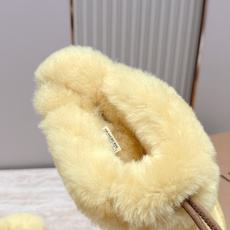UGG 26vs秋冬新款毛毛半拖 可爱俏皮时尚,舒适度、包裹性都比较好。个性十足,很好驾驭各种风格衣服搭配…… 面料: UGG 26vs秋冬新款毛毛半拖 可爱俏皮时尚,舒适度、包裹性都比较好。个性十足,很好驾驭各种风格衣服搭配…… 面料:
