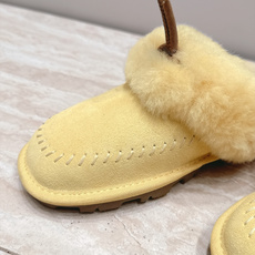 UGG 26vs秋冬新款毛毛半拖 可爱俏皮时尚,舒适度、包裹性都比较好。个性十足,很好驾驭各种风格衣服搭配…… 面料: UGG 26vs秋冬新款毛毛半拖 可爱俏皮时尚,舒适度、包裹性都比较好。个性十足,很好驾驭各种风格衣服搭配…… 面料:
