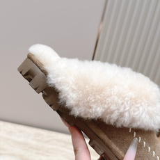 UGG 26vs秋冬新款毛毛半拖 可爱俏皮时尚,舒适度、包裹性都比较好。个性十足,很好驾驭各种风格衣服搭配…… 面料: UGG 26vs秋冬新款毛毛半拖 可爱俏皮时尚,舒适度、包裹性都比较好。个性十足,很好驾驭各种风格衣服搭配…… 面料: