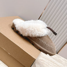 UGG 26vs秋冬新款毛毛半拖 可爱俏皮时尚,舒适度、包裹性都比较好。个性十足,很好驾驭各种风格衣服搭配…… 面料: UGG 26vs秋冬新款毛毛半拖 可爱俏皮时尚,舒适度、包裹性都比较好。个性十足,很好驾驭各种风格衣服搭配…… 面料: