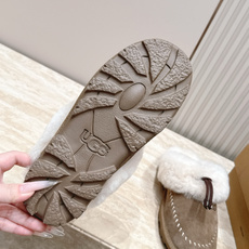 UGG 26vs秋冬新款毛毛半拖 可爱俏皮时尚,舒适度、包裹性都比较好。个性十足,很好驾驭各种风格衣服搭配…… 面料: UGG 26vs秋冬新款毛毛半拖 可爱俏皮时尚,舒适度、包裹性都比较好。个性十足,很好驾驭各种风格衣服搭配…… 面料: