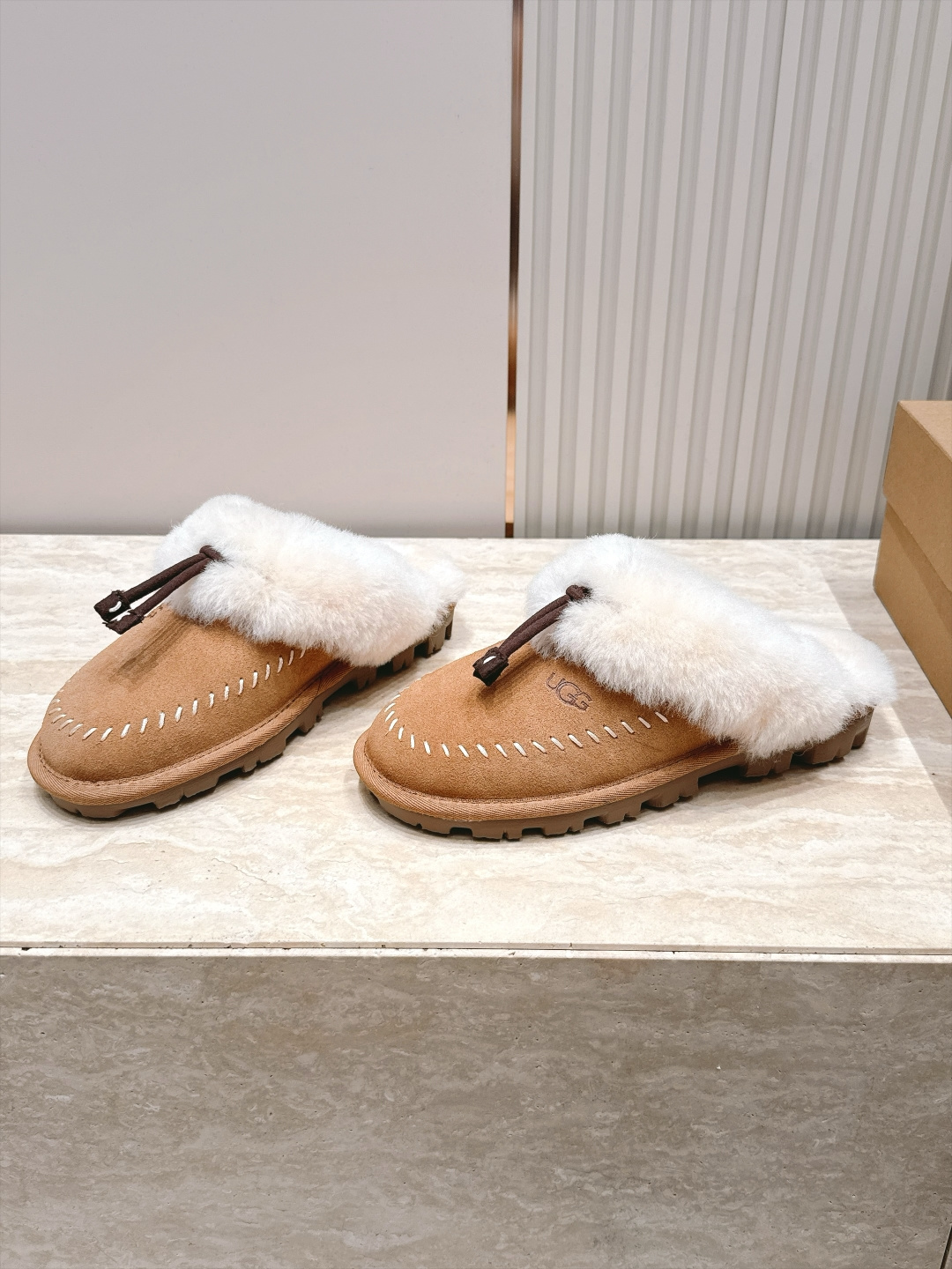 UGG 26vs秋冬新款毛毛半拖 可爱俏皮时尚,舒适度、包裹性都比较好。个性十足,很好驾驭各种风格衣服搭配…… 面料: UGG 26vs秋冬新款毛毛半拖 可爱俏皮时尚,舒适度、包裹性都比较好。个性十足,很好驾驭各种风格衣服搭配…… 面料: