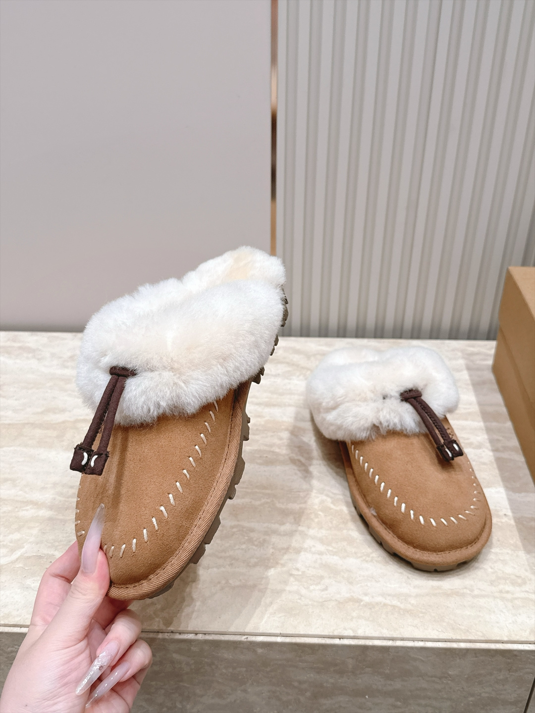 UGG 26vs秋冬新款毛毛半拖 可爱俏皮时尚,舒适度、包裹性都比较好。个性十足,很好驾驭各种风格衣服搭配…… 面料: UGG 26vs秋冬新款毛毛半拖 可爱俏皮时尚,舒适度、包裹性都比较好。个性十足,很好驾驭各种风格衣服搭配…… 面料: