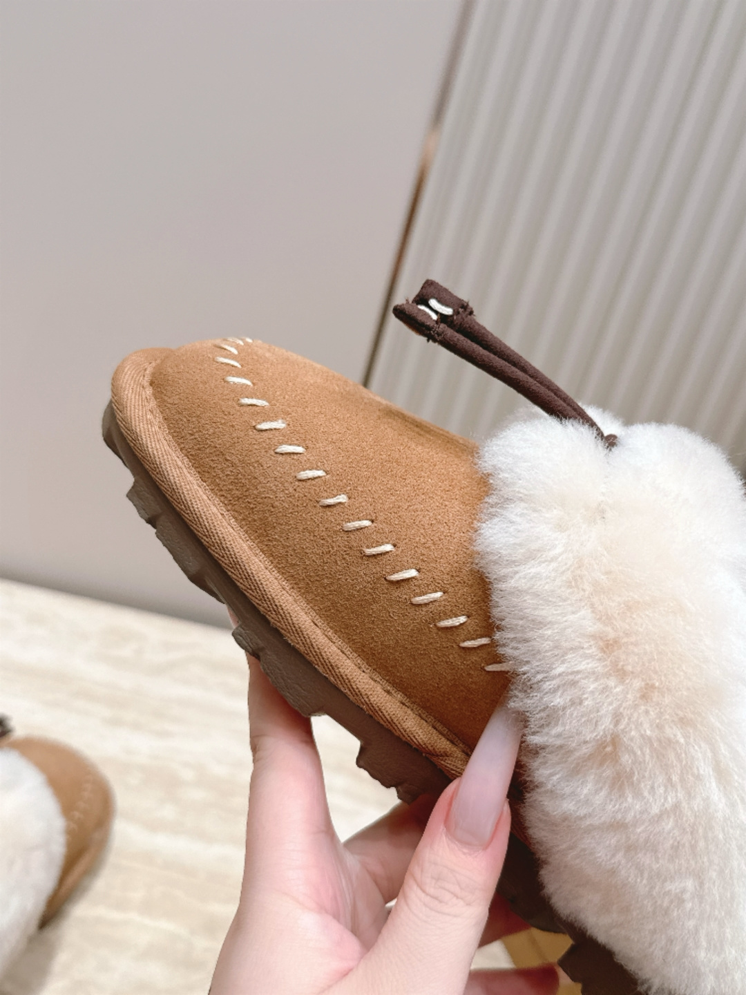UGG 26vs秋冬新款毛毛半拖 可爱俏皮时尚,舒适度、包裹性都比较好。个性十足,很好驾驭各种风格衣服搭配…… 面料: UGG 26vs秋冬新款毛毛半拖 可爱俏皮时尚,舒适度、包裹性都比较好。个性十足,很好驾驭各种风格衣服搭配…… 面料: