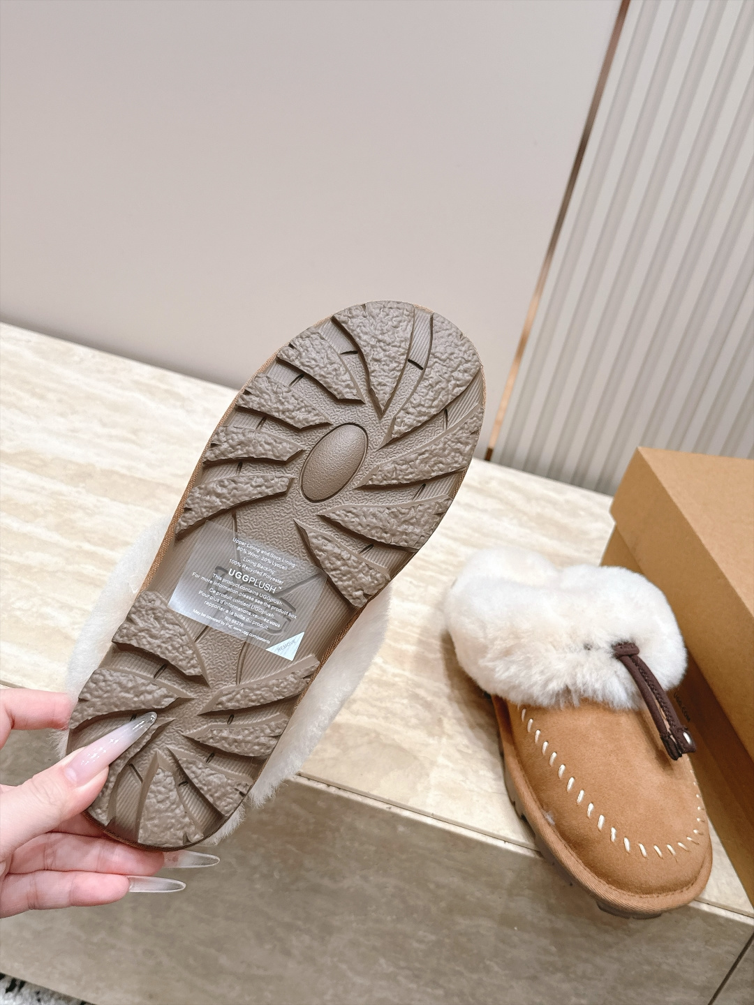 UGG 26vs秋冬新款毛毛半拖 可爱俏皮时尚,舒适度、包裹性都比较好。个性十足,很好驾驭各种风格衣服搭配…… 面料: UGG 26vs秋冬新款毛毛半拖 可爱俏皮时尚,舒适度、包裹性都比较好。个性十足,很好驾驭各种风格衣服搭配…… 面料: