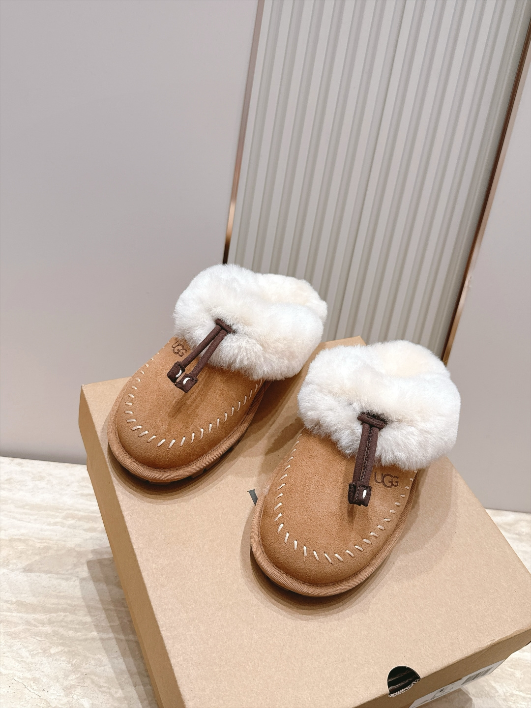 UGG 26vs秋冬新款毛毛半拖 可爱俏皮时尚,舒适度、包裹性都比较好。个性十足,很好驾驭各种风格衣服搭配…… 面料: UGG 26vs秋冬新款毛毛半拖 可爱俏皮时尚,舒适度、包裹性都比较好。个性十足,很好驾驭各种风格衣服搭配…… 面料:
