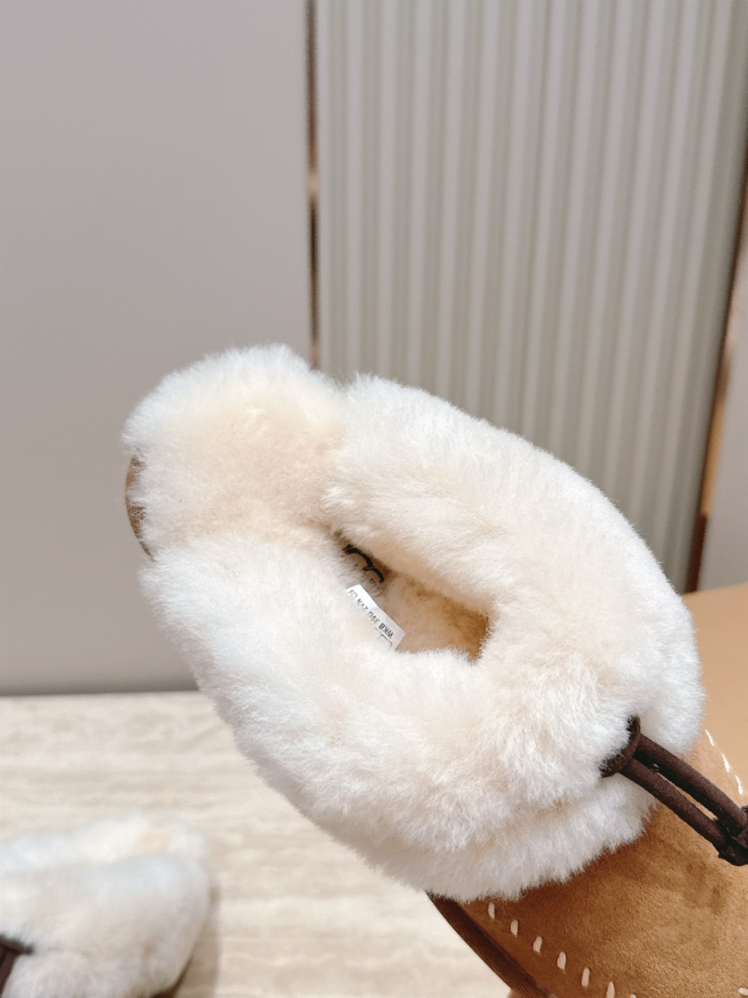 UGG 26vs秋冬新款毛毛半拖 可爱俏皮时尚,舒适度、包裹性都比较好。个性十足,很好驾驭各种风格衣服搭配…… 面料: UGG 26vs秋冬新款毛毛半拖 可爱俏皮时尚,舒适度、包裹性都比较好。个性十足,很好驾驭各种风格衣服搭配…… 面料: