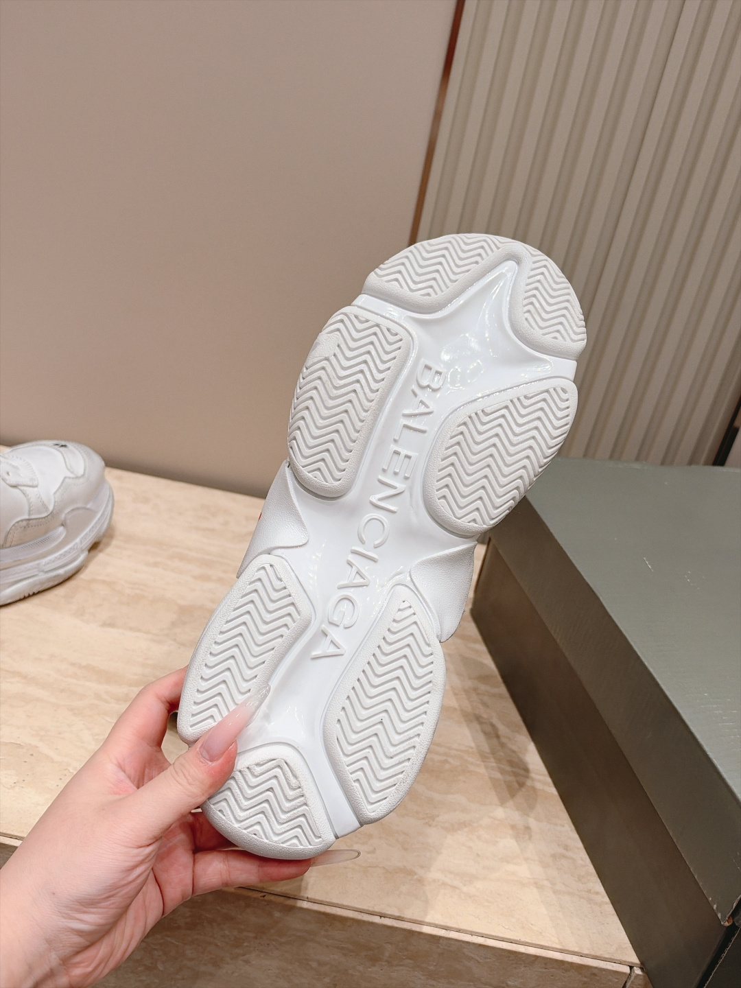 情侣款 巴黎世家 balenciaga 经典TriPleS TaPe TyPe 3D打印款 魔鬼一号老爹鞋 简直太绝啦! 情侣款 巴黎世家 balenciaga 经典TriPleS TaPe TyPe 3D打印款 魔鬼一号老爹鞋 简直太绝啦!