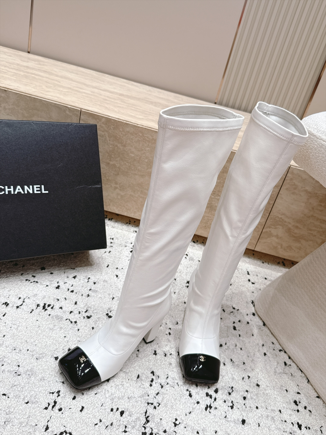 Chanel 香奈儿 2026vs秋冬新品靴子系列……弹力方头高跟高筒靴长靴 经典拼色 高级感满满 超飒战靴，上脚显瘦增
