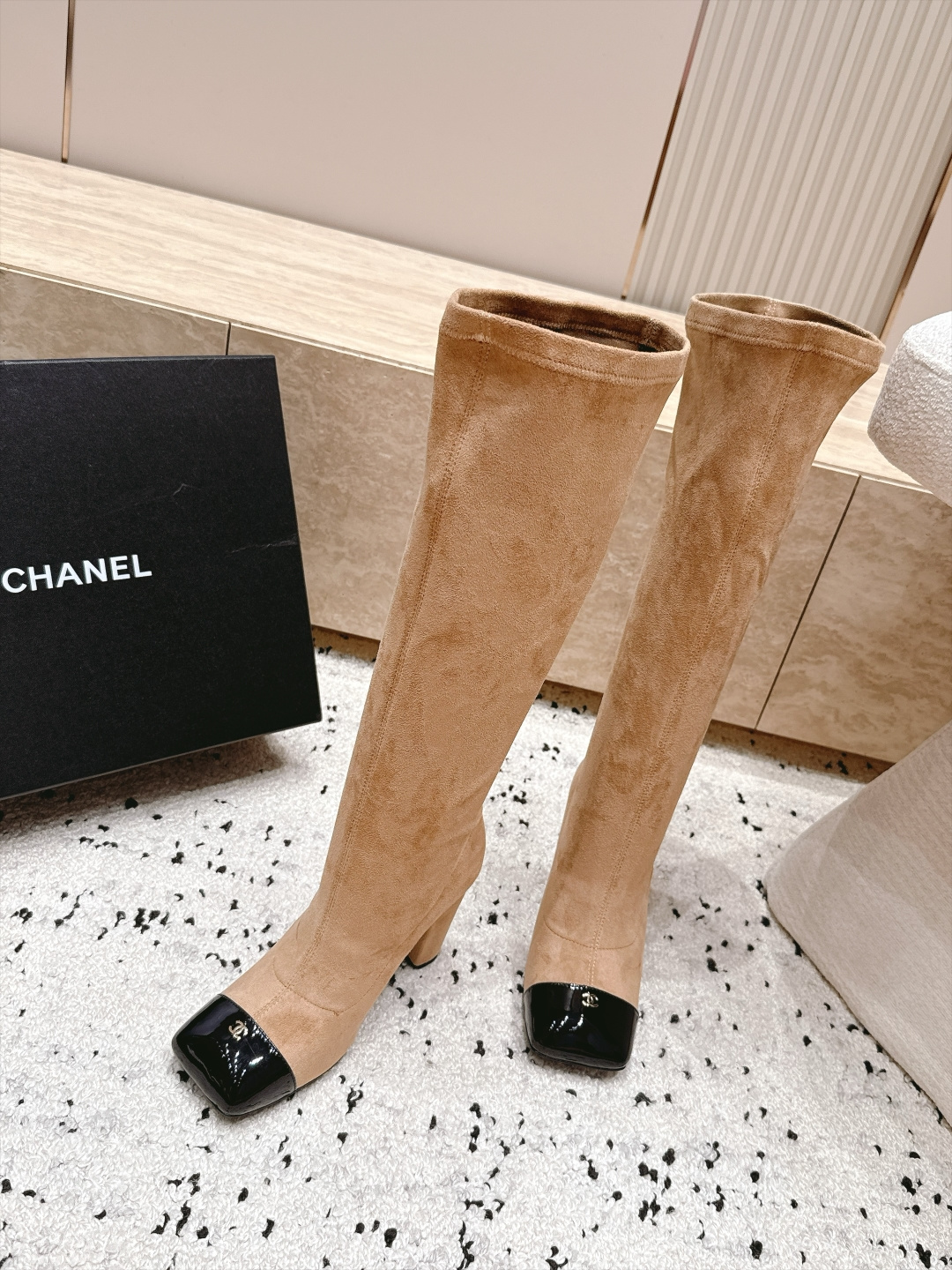Chanel 香奈儿 2026vs秋冬新品靴子系列……弹力方头高跟高筒靴长靴 经典拼色 高级感满满 超飒战靴，上脚显瘦增