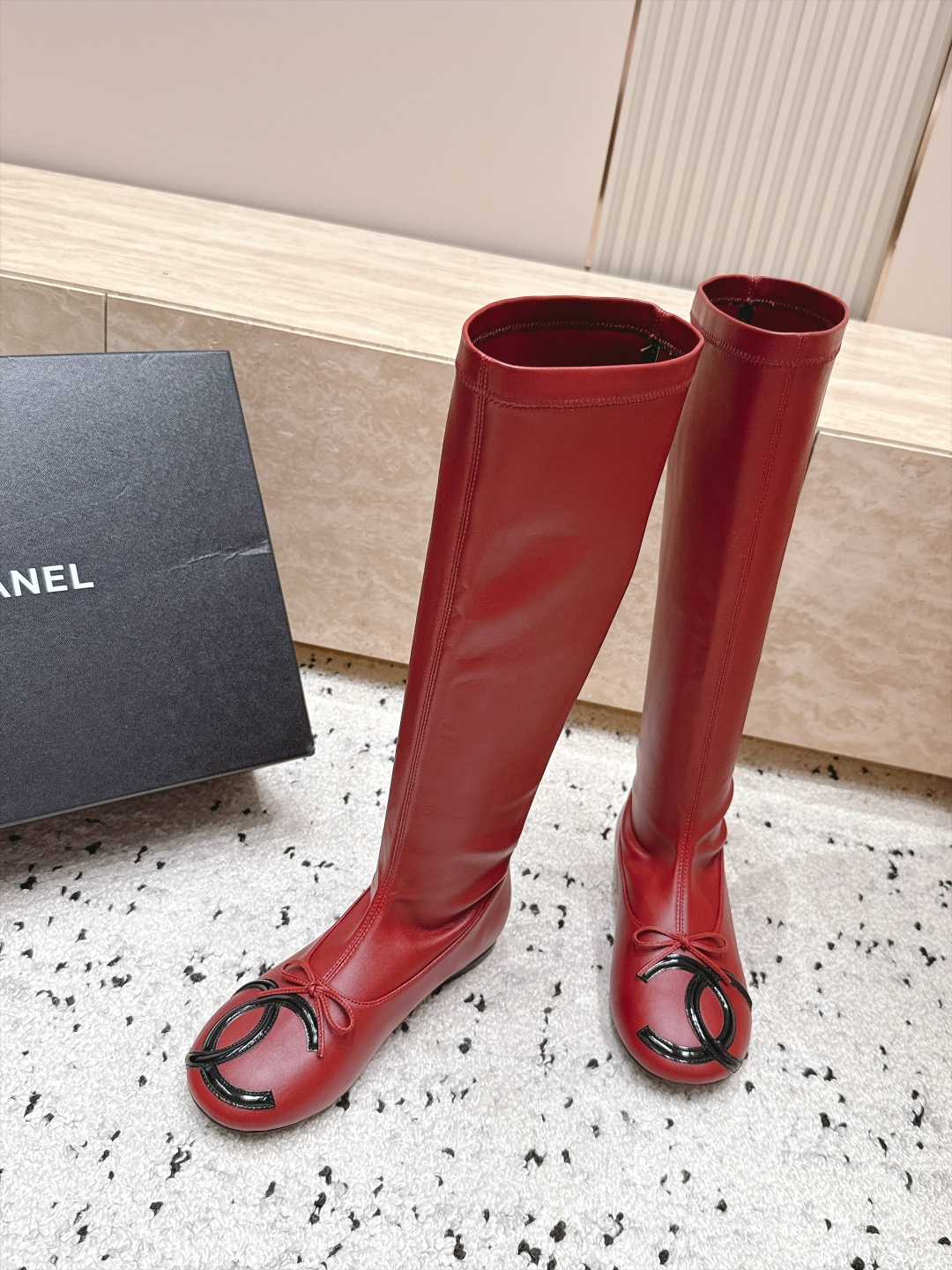 Chanel 香奈儿 2026vs秋冬新品靴子系列……弹力圆头平底高筒靴长靴 经典拼色 高级感满满 超飒战靴，上脚显瘦增