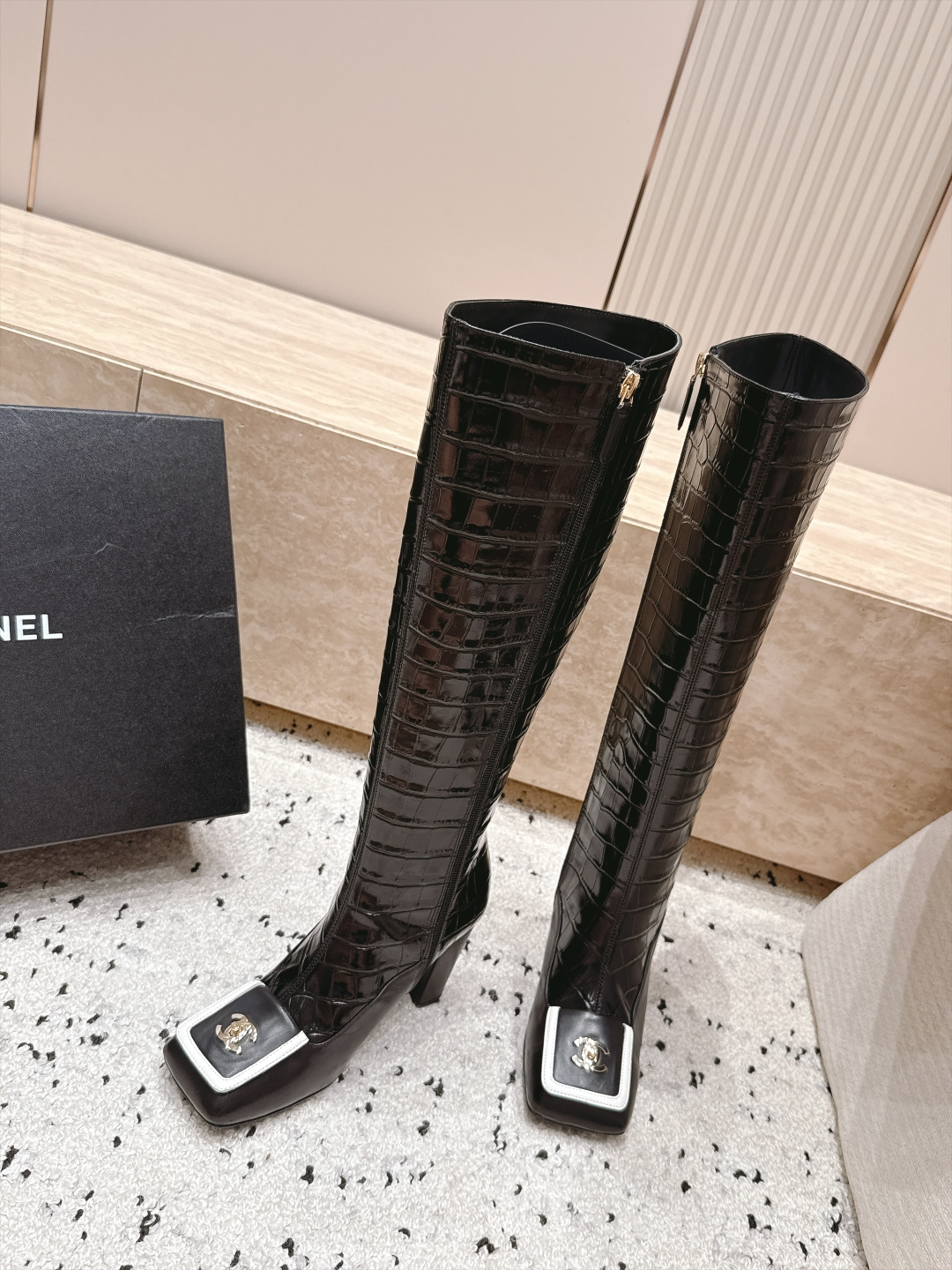 Chanel 香奈儿 2026vs秋冬新品靴子系列……方头盒扣高跟高筒靴长靴 经典拼色 高级感满满 超飒战靴，上脚显瘦增