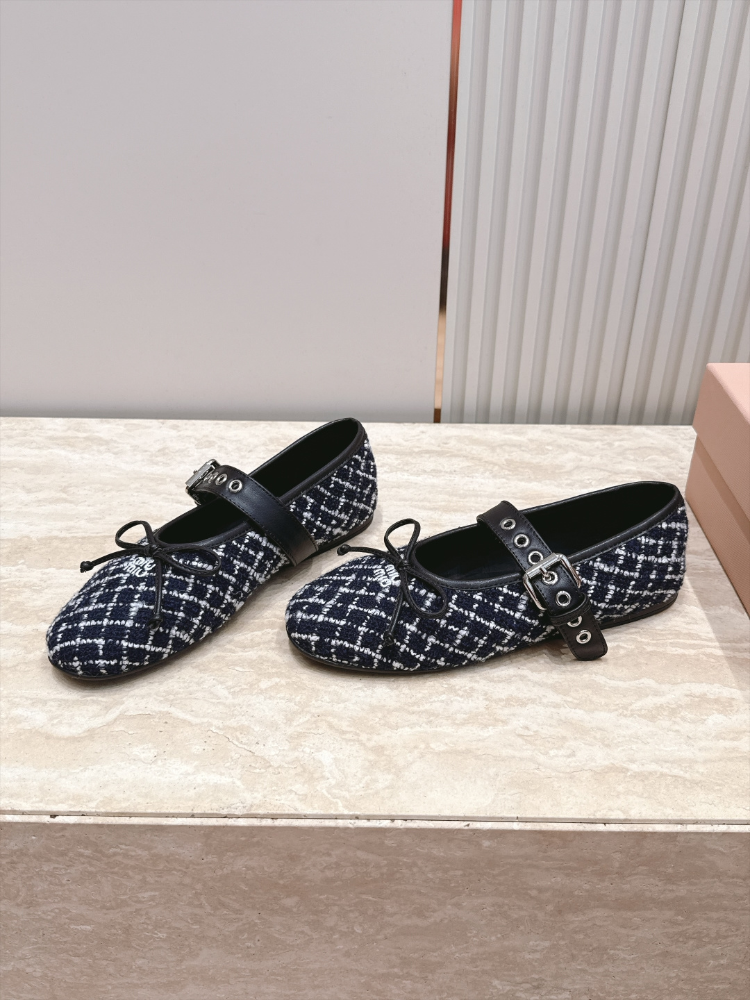 MIUMIU缪缪2026vs早秋圆头玛丽珍平底单鞋 春夏T台走秀网红同款＂造梦不夜城＂，miumiu能在重要场合上用得上