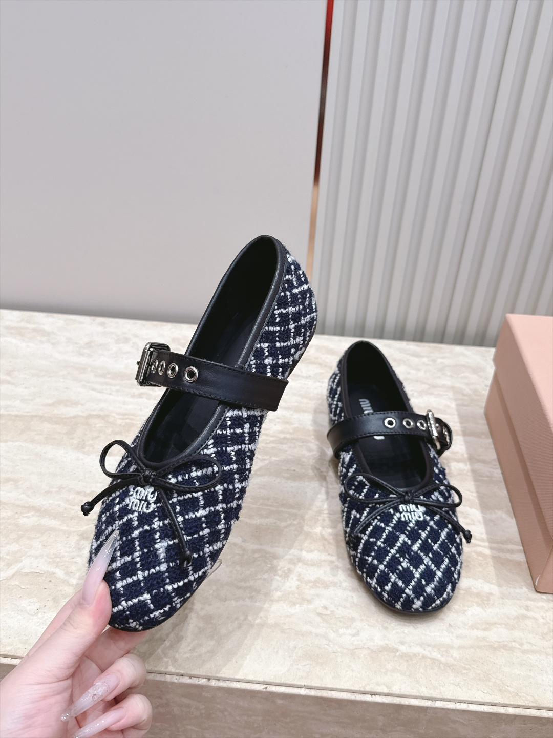MIUMIU缪缪2026vs早秋圆头玛丽珍平底单鞋 春夏T台走秀网红同款＂造梦不夜城＂，miumiu能在重要场合上用得上