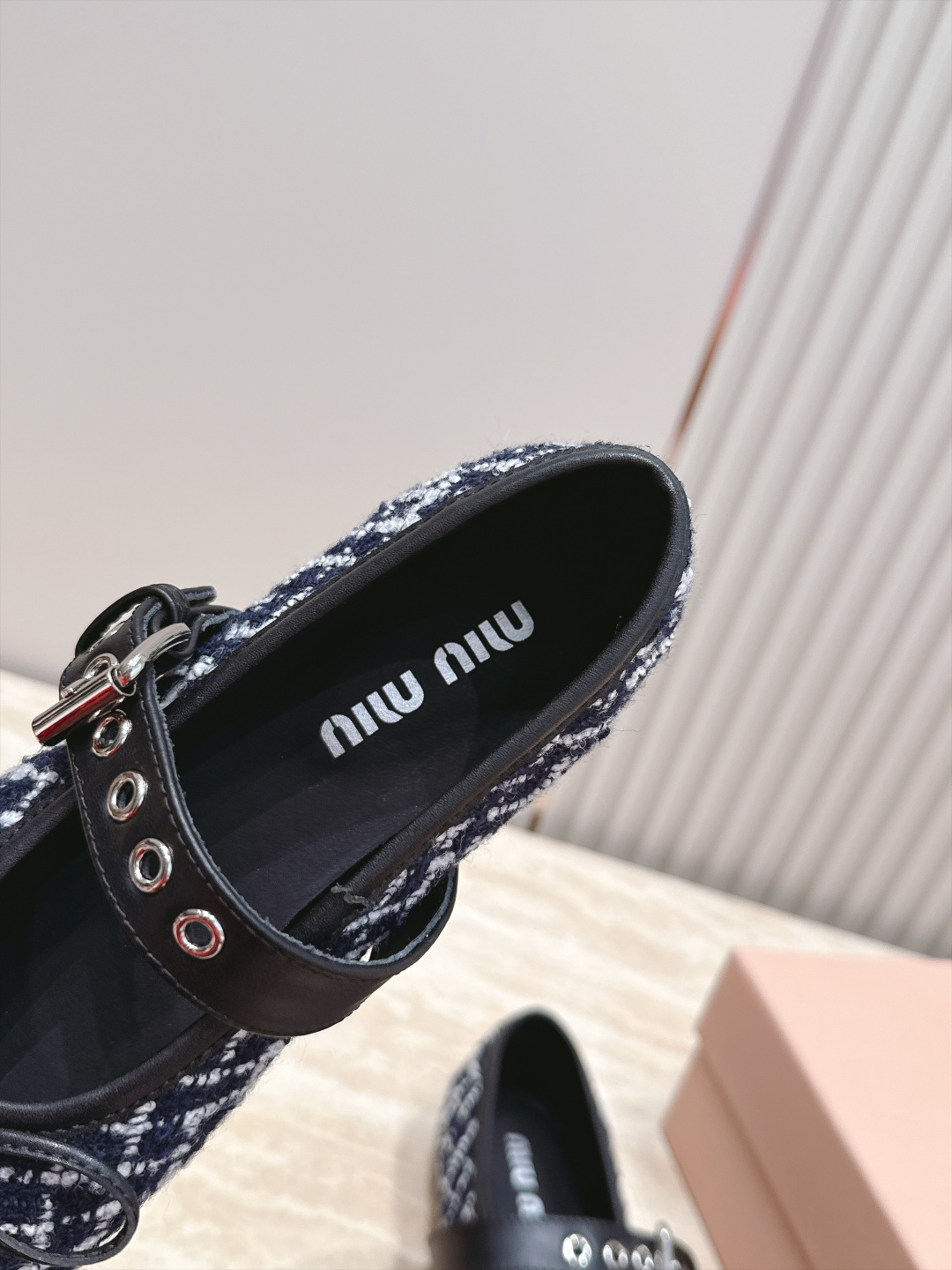 MIUMIU缪缪2026vs早秋圆头玛丽珍平底单鞋 春夏T台走秀网红同款＂造梦不夜城＂，miumiu能在重要场合上用得上