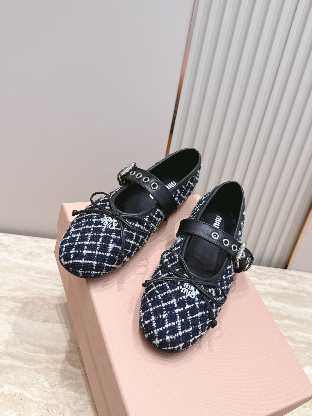 MIUMIU缪缪2026vs早秋圆头玛丽珍平底单鞋 春夏T台走秀网红同款＂造梦不夜城＂，miumiu能在重要场合上用得上