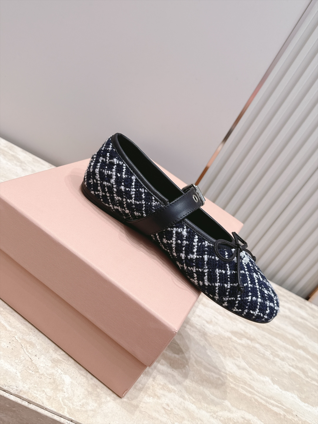 MIUMIU缪缪2026vs早秋圆头玛丽珍平底单鞋 春夏T台走秀网红同款＂造梦不夜城＂，miumiu能在重要场合上用得上