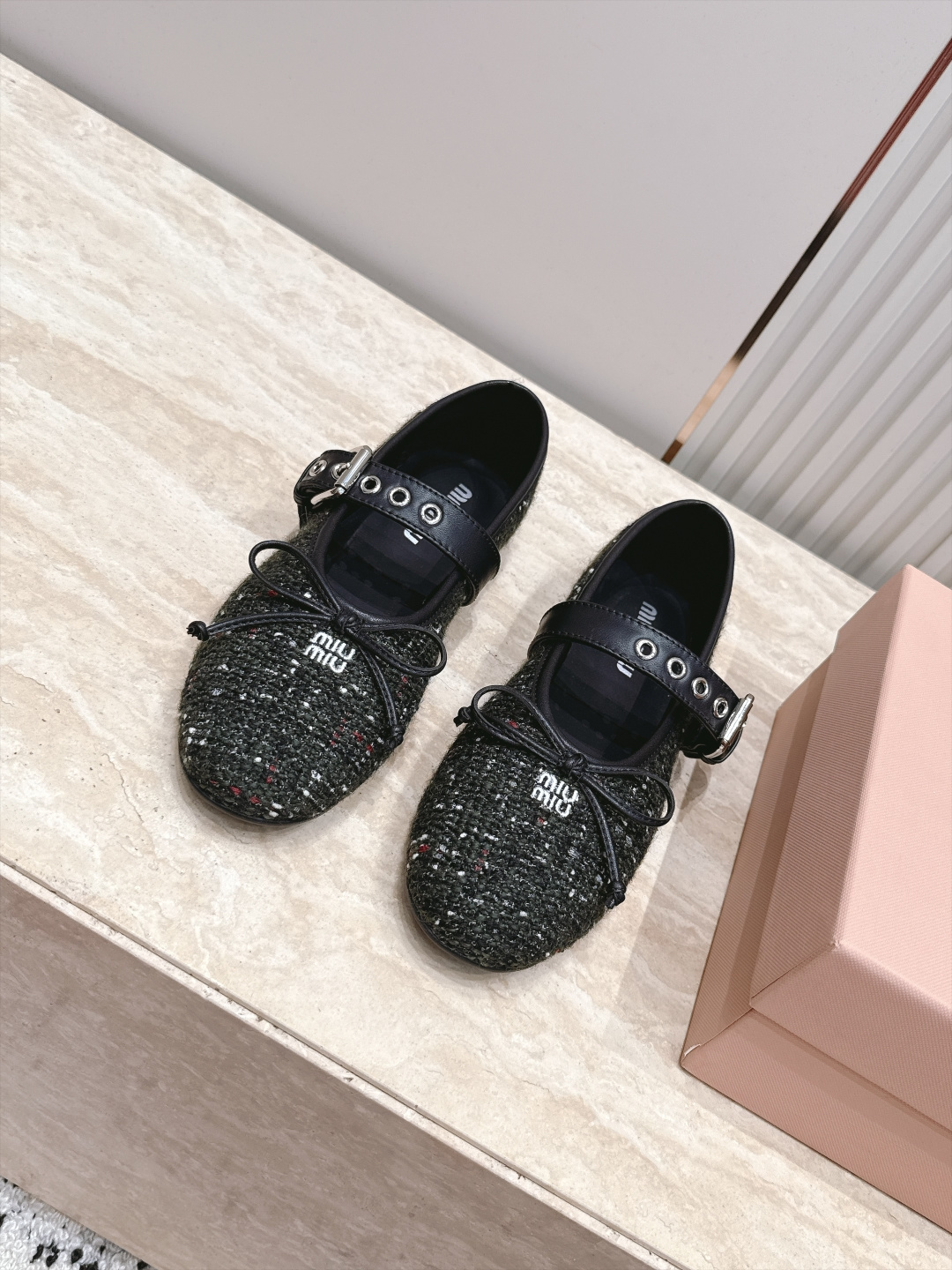 MIUMIU缪缪2026vs早秋圆头玛丽珍平底单鞋 春夏T台走秀网红同款＂造梦不夜城＂，miumiu能在重要场合上用得上