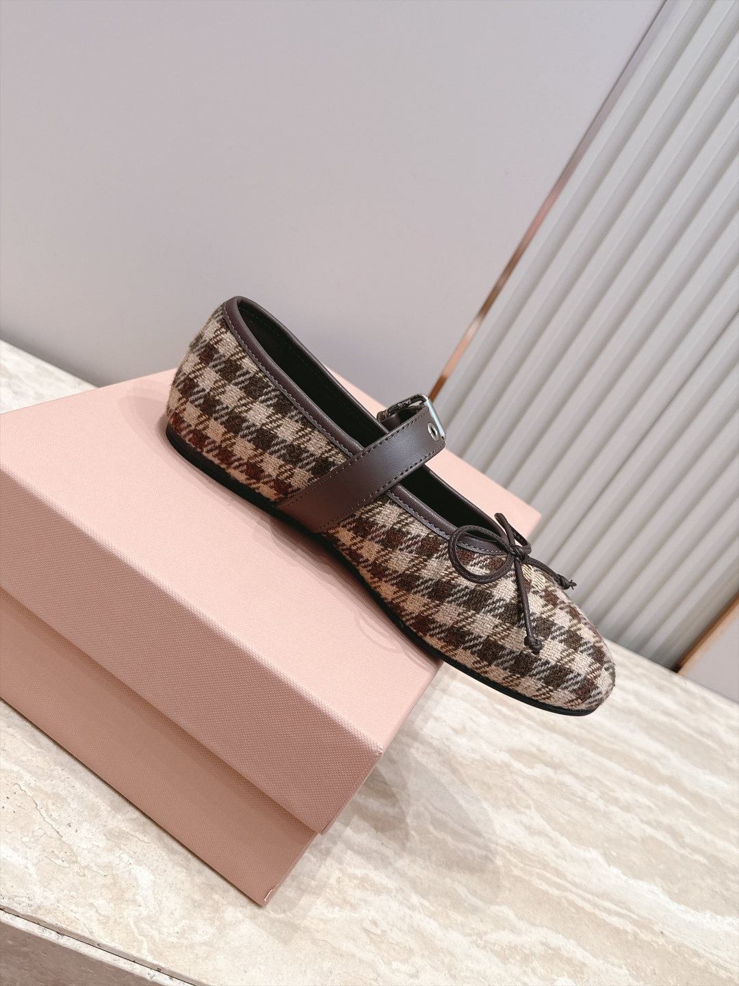 MIUMIU缪缪2026vs早秋圆头玛丽珍平底单鞋 春夏T台走秀网红同款"造梦不夜城",miumiu能在重要场合上用得上 MIUMIU缪缪2026vs早秋圆头玛丽珍平底单鞋 春夏T台走秀网红同款"造梦不夜城",miumiu能在重要场合上用得上
