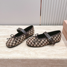 MIUMIU缪缪2026vs早秋圆头玛丽珍平底单鞋 春夏T台走秀网红同款"造梦不夜城",miumiu能在重要场合上用得上 MIUMIU缪缪2026vs早秋圆头玛丽珍平底单鞋 春夏T台走秀网红同款"造梦不夜城",miumiu能在重要场合上用得上