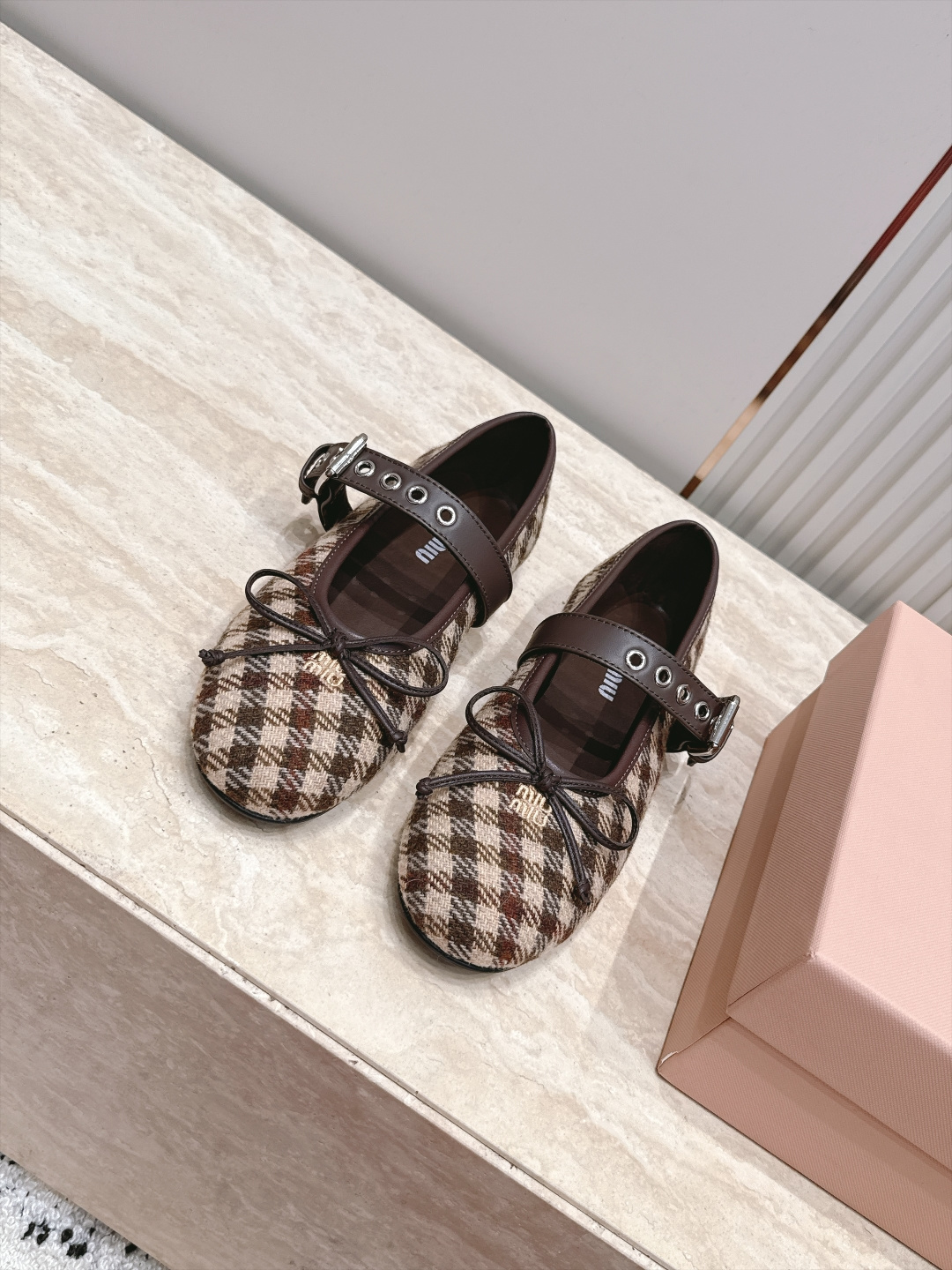 MIUMIU缪缪2026vs早秋圆头玛丽珍平底单鞋 春夏T台走秀网红同款＂造梦不夜城＂，miumiu能在重要场合上用得上