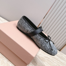 MIUMIU缪缪2026vs早秋圆头玛丽珍平底单鞋 春夏T台走秀网红同款"造梦不夜城",miumiu能在重要场合上用得上 MIUMIU缪缪2026vs早秋圆头玛丽珍平底单鞋 春夏T台走秀网红同款"造梦不夜城",miumiu能在重要场合上用得上