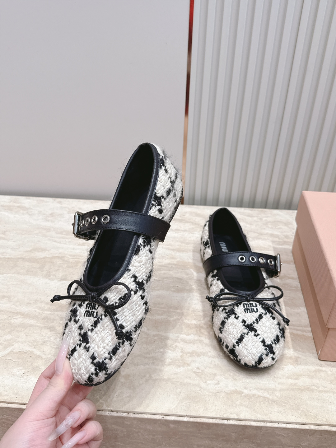 MIUMIU缪缪2026vs早秋圆头玛丽珍平底单鞋 春夏T台走秀网红同款"造梦不夜城",miumiu能在重要场合上用得上 MIUMIU缪缪2026vs早秋圆头玛丽珍平底单鞋 春夏T台走秀网红同款"造梦不夜城",miumiu能在重要场合上用得上