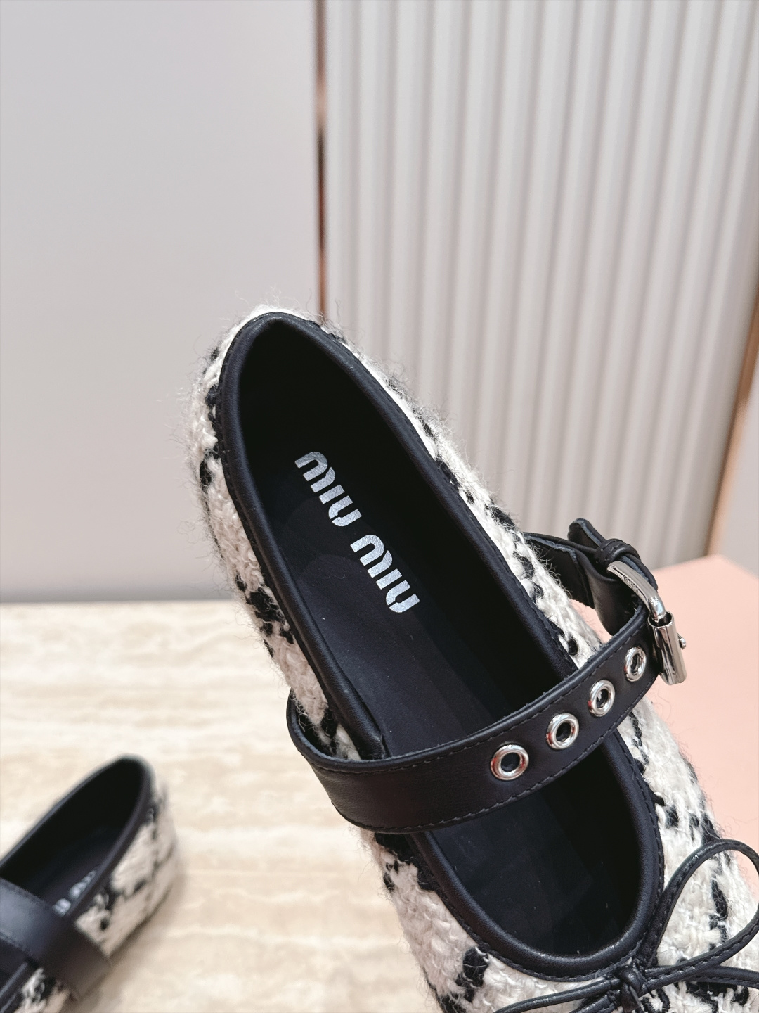 MIUMIU缪缪2026vs早秋圆头玛丽珍平底单鞋 春夏T台走秀网红同款"造梦不夜城",miumiu能在重要场合上用得上 MIUMIU缪缪2026vs早秋圆头玛丽珍平底单鞋 春夏T台走秀网红同款"造梦不夜城",miumiu能在重要场合上用得上