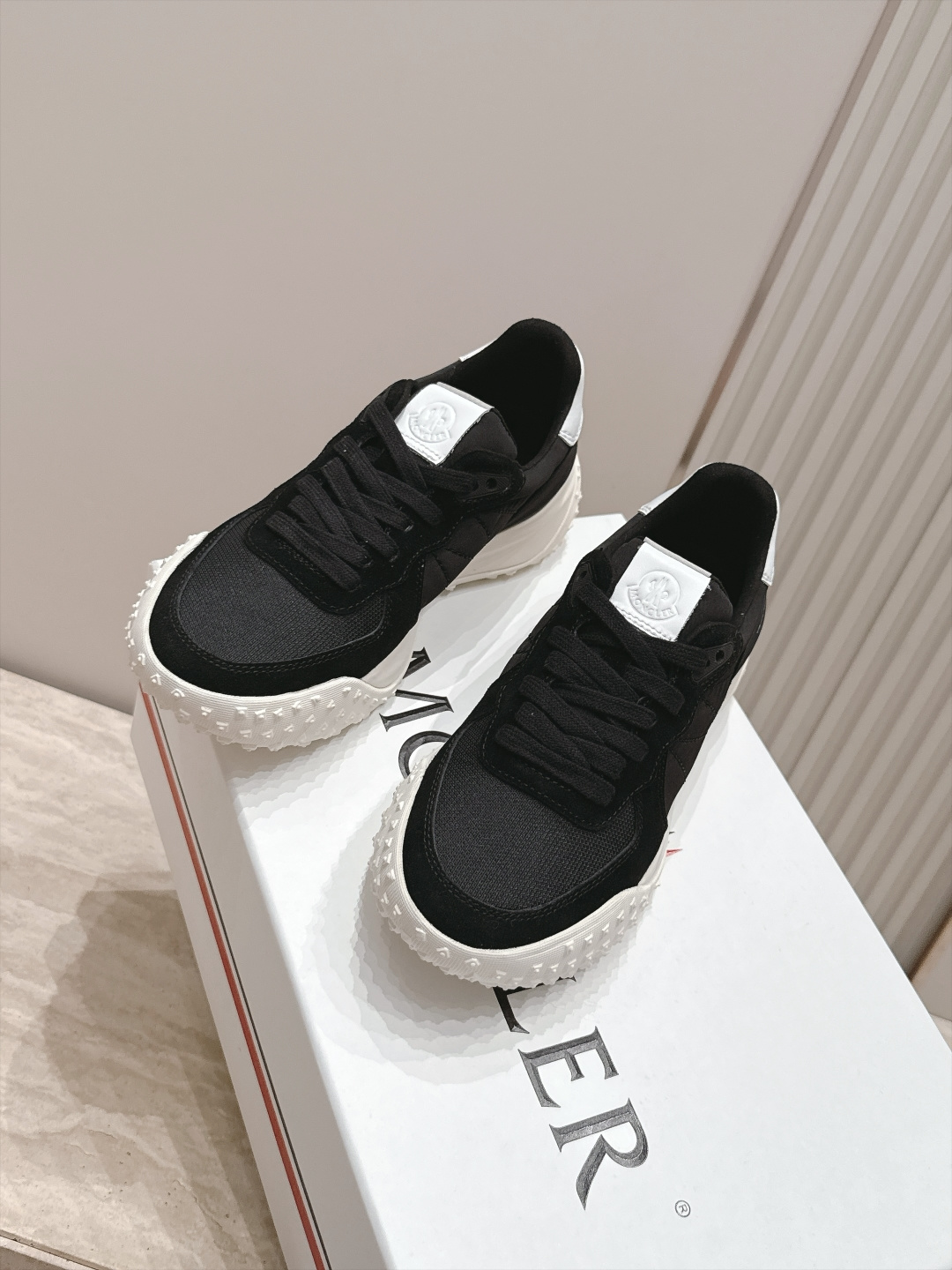 情侣款 MONCLER蒙口 拼色厚底休闲鞋运动鞋 MONCLER新款情侣拼色休闲鞋,是来自美国的潮流品牌,迅 情侣款 MONCLER蒙口 拼色厚底休闲鞋运动鞋 MONCLER新款情侣拼色休闲鞋,是来自美国的潮流品牌,迅