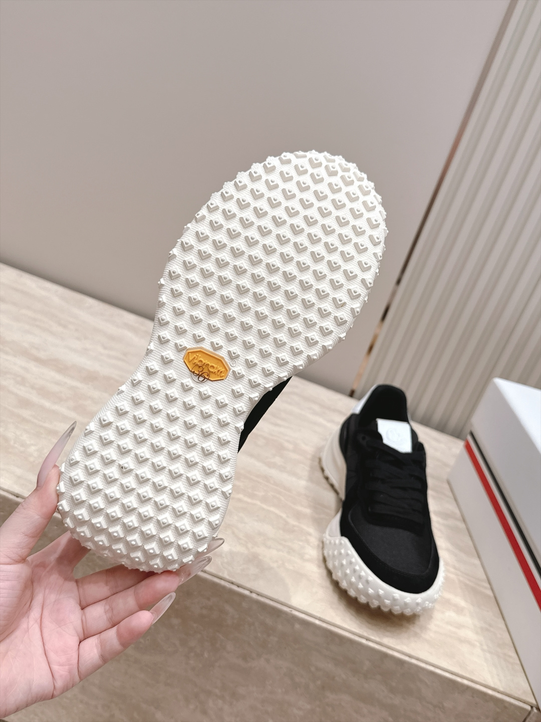 情侣款 MONCLER蒙口 拼色厚底休闲鞋运动鞋 MONCLER新款情侣拼色休闲鞋,是来自美国的潮流品牌,迅 情侣款 MONCLER蒙口 拼色厚底休闲鞋运动鞋 MONCLER新款情侣拼色休闲鞋,是来自美国的潮流品牌,迅