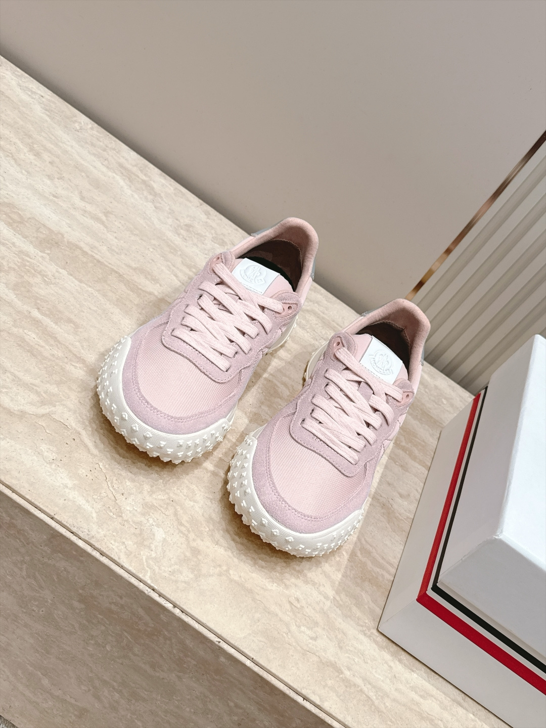 情侣款 MONCLER蒙口 拼色厚底休闲鞋运动鞋 MONCLER新款情侣拼色休闲鞋,是来自美国的潮流品牌,迅 情侣款 MONCLER蒙口 拼色厚底休闲鞋运动鞋 MONCLER新款情侣拼色休闲鞋,是来自美国的潮流品牌,迅