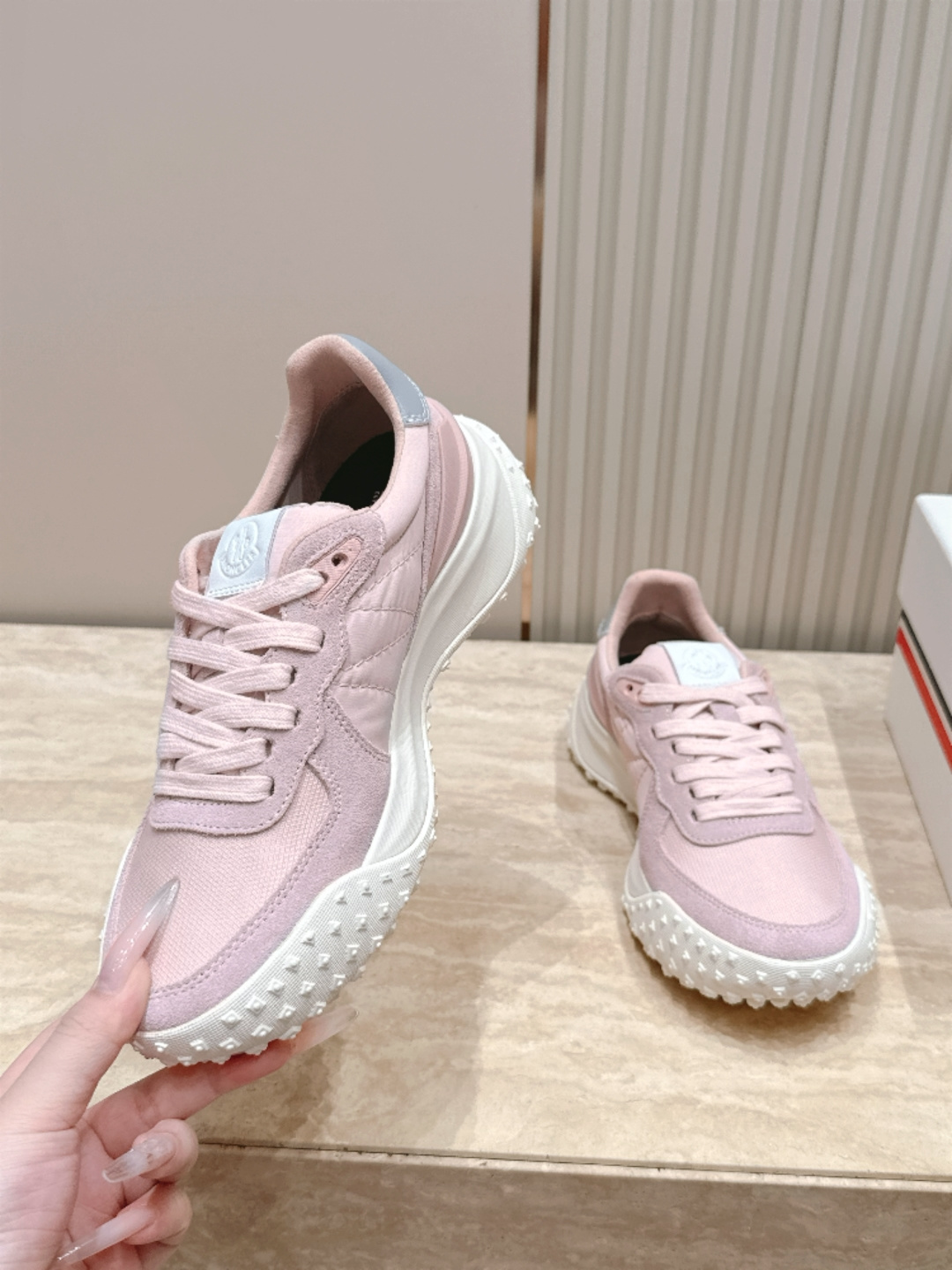 情侣款 MONCLER蒙口 拼色厚底休闲鞋运动鞋 MONCLER新款情侣拼色休闲鞋,是来自美国的潮流品牌,迅 情侣款 MONCLER蒙口 拼色厚底休闲鞋运动鞋 MONCLER新款情侣拼色休闲鞋,是来自美国的潮流品牌,迅