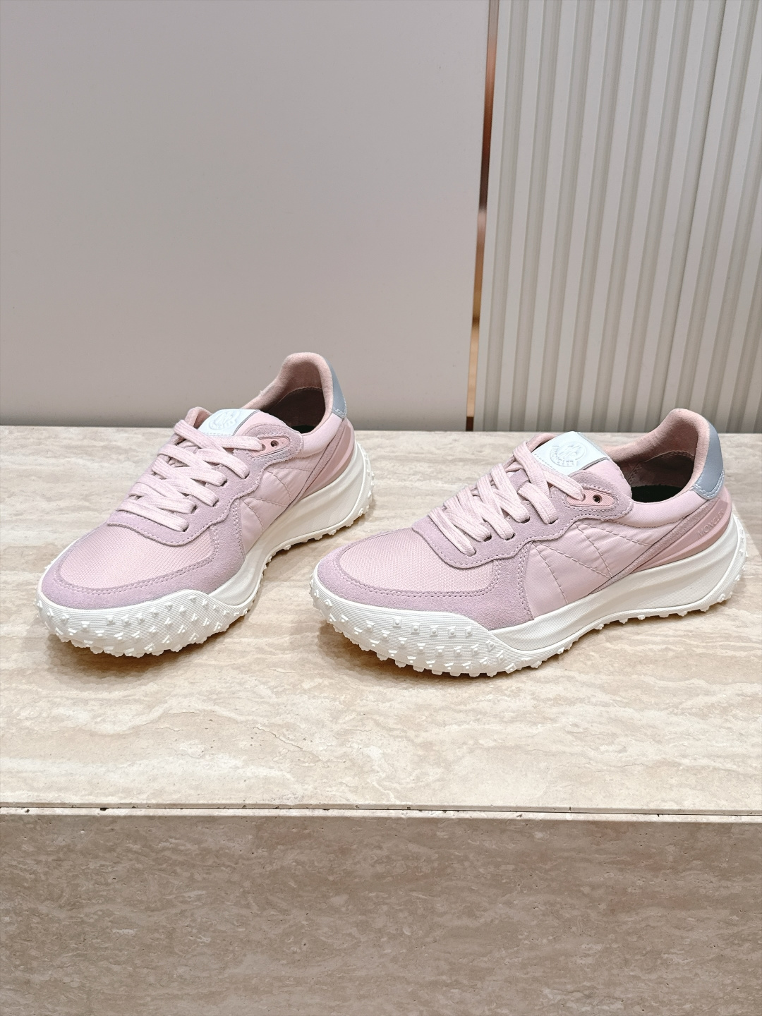 情侣款 MONCLER蒙口 拼色厚底休闲鞋运动鞋 MONCLER新款情侣拼色休闲鞋,是来自美国的潮流品牌,迅 情侣款 MONCLER蒙口 拼色厚底休闲鞋运动鞋 MONCLER新款情侣拼色休闲鞋,是来自美国的潮流品牌,迅