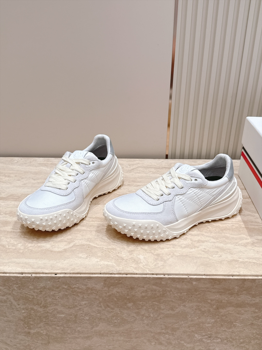 情侣款  MONCLER蒙口 拼色厚底休闲鞋运动鞋      MONCLER新款情侣拼色休闲鞋，是来自美国的潮流品牌，迅