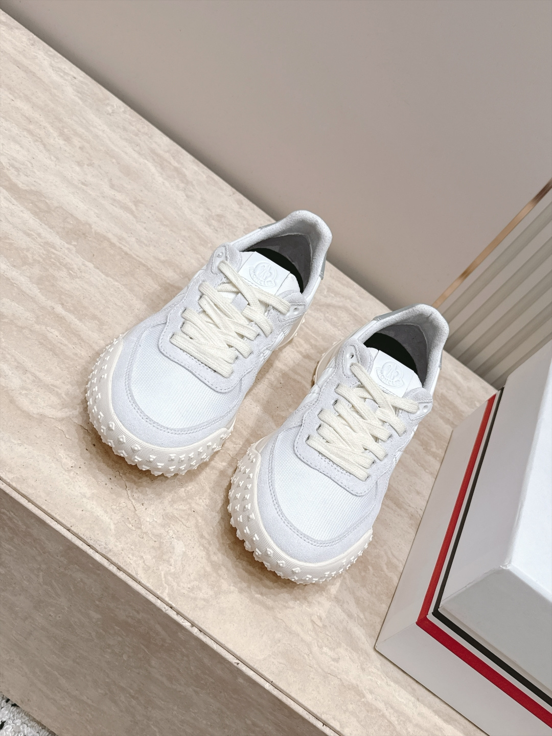情侣款  MONCLER蒙口 拼色厚底休闲鞋运动鞋      MONCLER新款情侣拼色休闲鞋，是来自美国的潮流品牌，迅