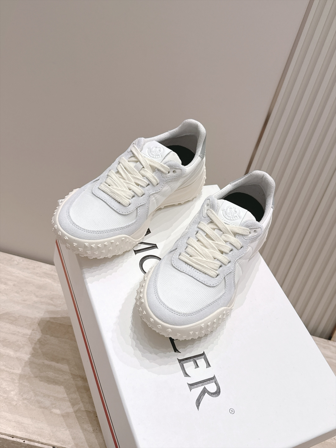 情侣款  MONCLER蒙口 拼色厚底休闲鞋运动鞋      MONCLER新款情侣拼色休闲鞋，是来自美国的潮流品牌，迅