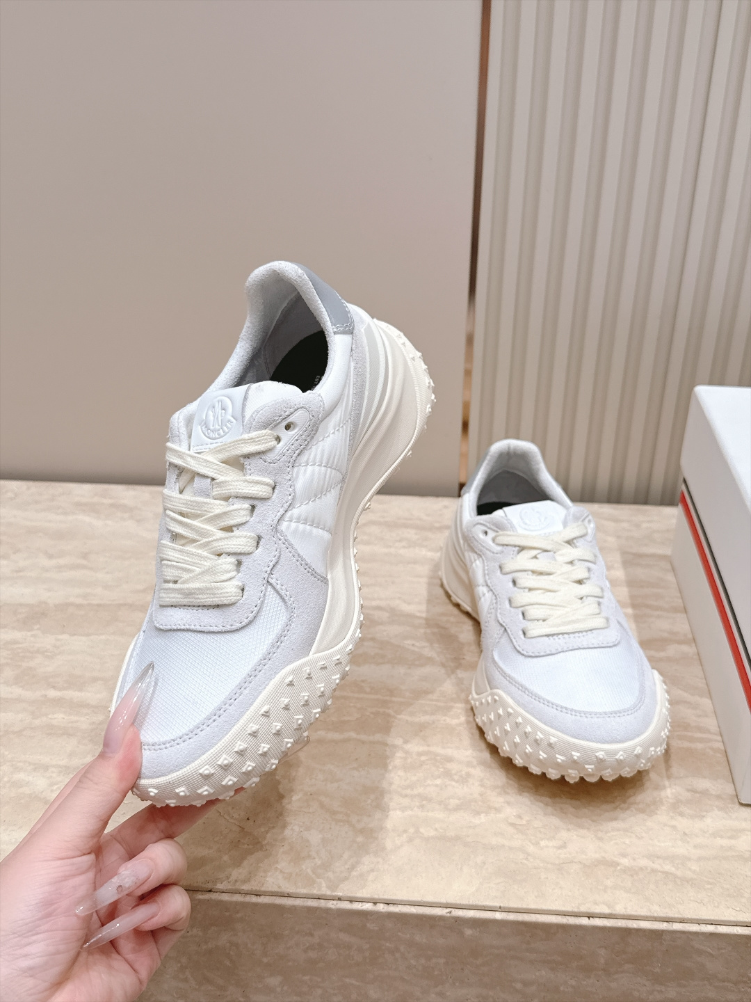 情侣款  MONCLER蒙口 拼色厚底休闲鞋运动鞋      MONCLER新款情侣拼色休闲鞋，是来自美国的潮流品牌，迅