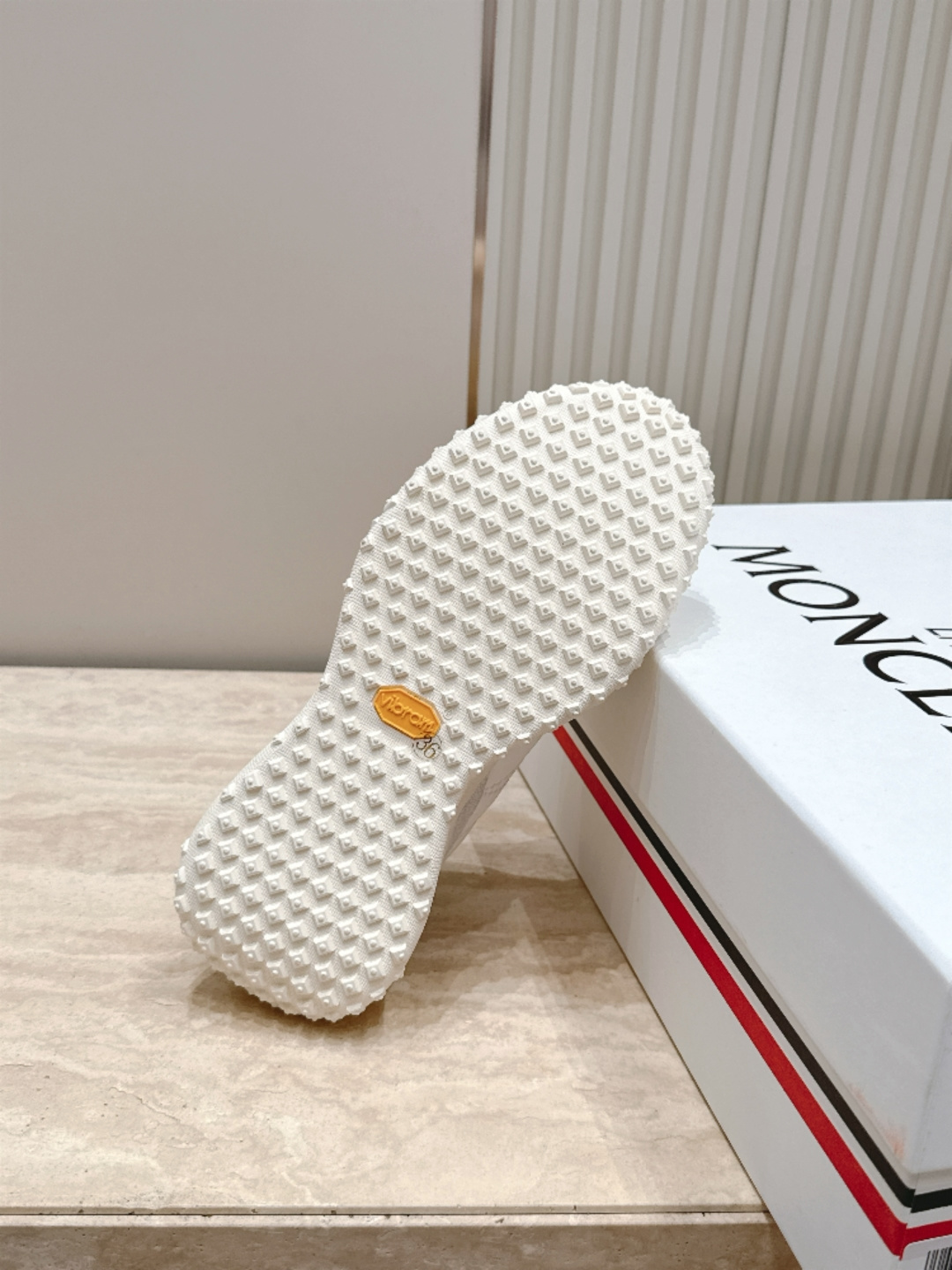 情侣款  MONCLER蒙口 拼色厚底休闲鞋运动鞋      MONCLER新款情侣拼色休闲鞋，是来自美国的潮流品牌，迅