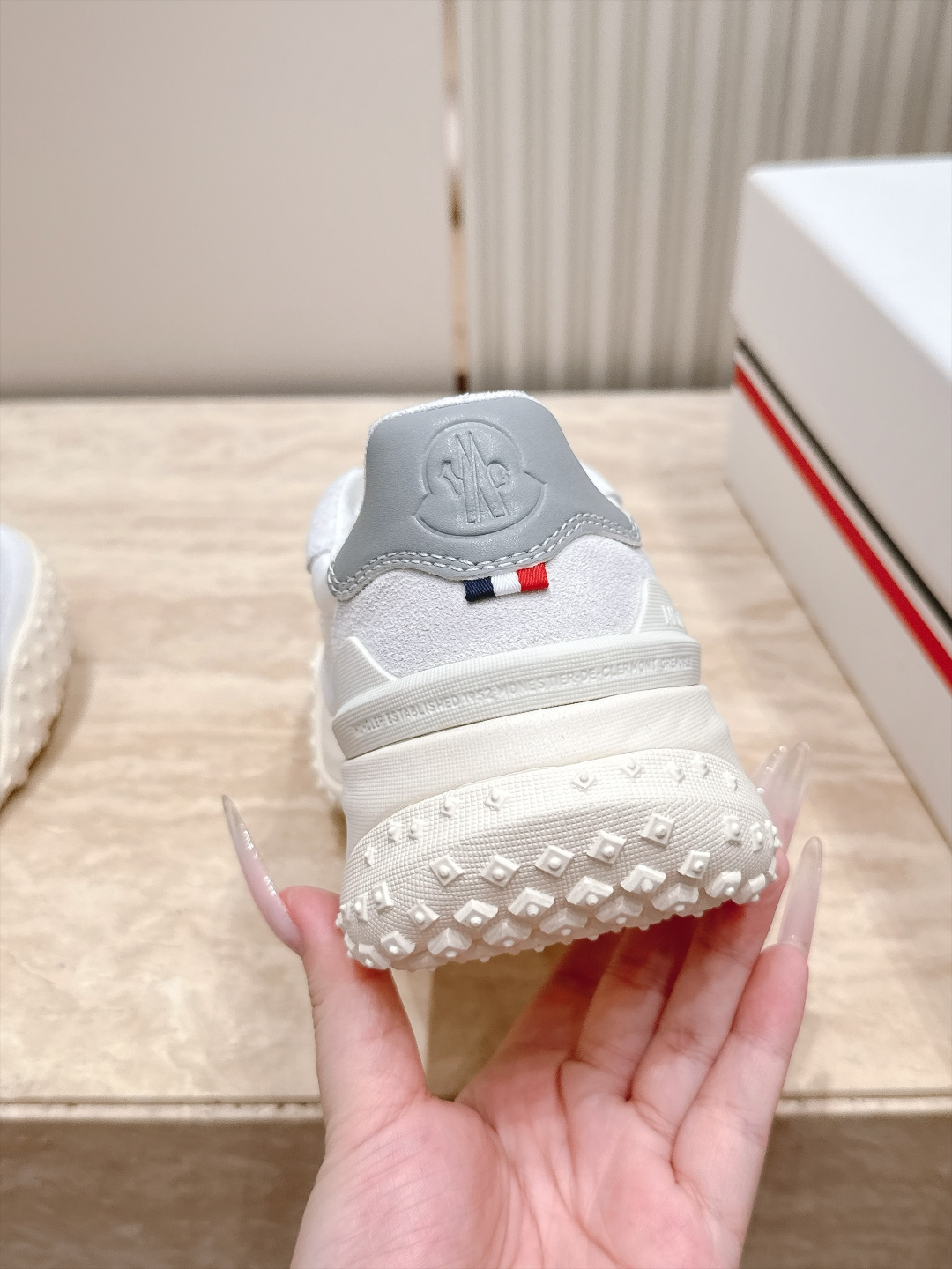 情侣款  MONCLER蒙口 拼色厚底休闲鞋运动鞋      MONCLER新款情侣拼色休闲鞋，是来自美国的潮流品牌，迅