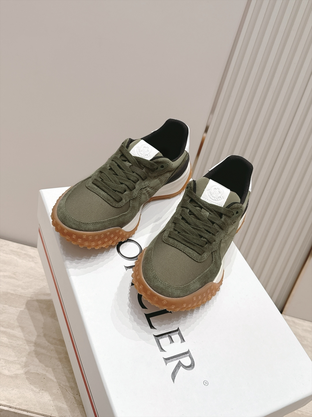 情侣款  MONCLER蒙口 拼色厚底休闲鞋运动鞋      MONCLER新款情侣拼色休闲鞋，是来自美国的潮流品牌，迅