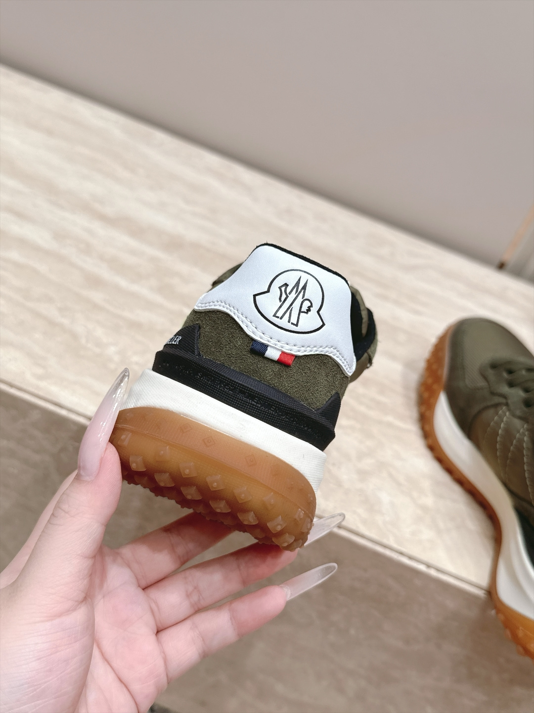 情侣款  MONCLER蒙口 拼色厚底休闲鞋运动鞋      MONCLER新款情侣拼色休闲鞋，是来自美国的潮流品牌，迅
