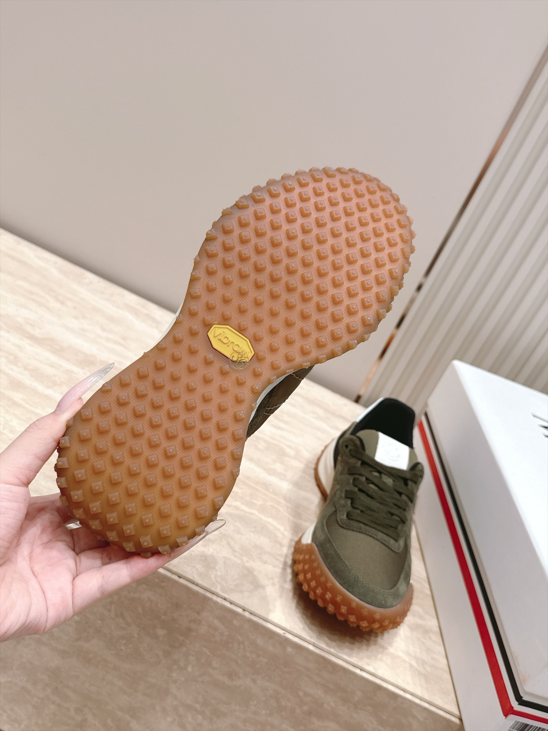 情侣款  MONCLER蒙口 拼色厚底休闲鞋运动鞋      MONCLER新款情侣拼色休闲鞋，是来自美国的潮流品牌，迅